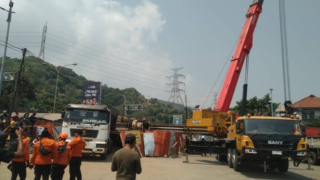 Suasana di lokasi kejadian seorang pekerja di Pelabuhan Merak, yang terjepit crane, Sabtu (12/8/2023). Foto: Dok. Polres Cilegon