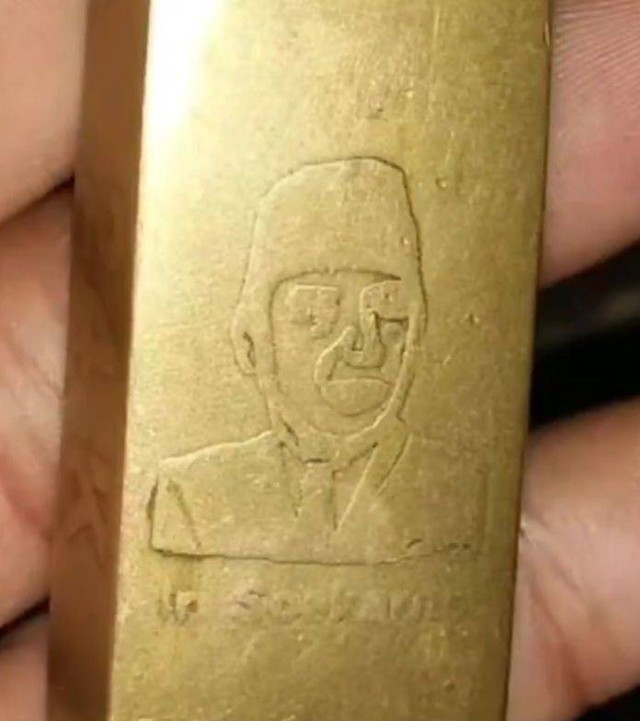 Penemuan harta karun di Sungai Komering yakni batang emas yang memiliki gambar Presiden RI Pertama Soekarno, Foto : Istimewa