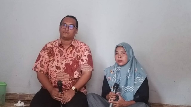 Kuasa hukum dan Ibu Siti, orang tua bayi yang ketuker di rumahnya di Bogor, Sabtu (12/8/2023). Foto: Thomas Bosco/kumparan