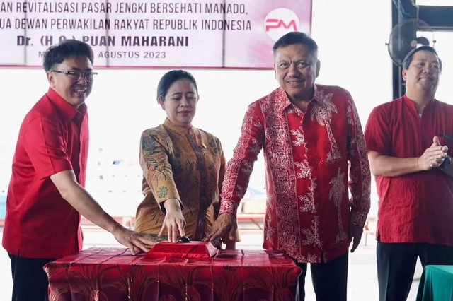 Ketua DPR RI, Puan Maharani, bersama Gubernur, Wakil Gubernur dan Wali Kota Manado, saat meresmikan Pasar Jengki Bersehati Manado.