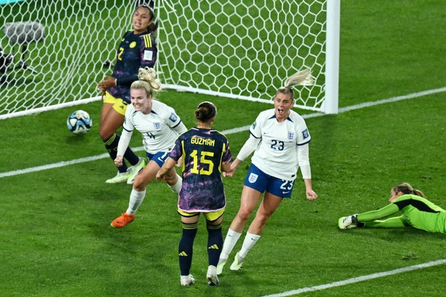 Pemain Inggris Lauren Hemp merayakan gol pertama mereka dengan Alessia Russo saat hadapi Kolombia pada Piala Dunia Wanita 2023, di Stadion Australia, Sydney, Australia, Sabtu (12/8/2023). Foto: Jaimi Joy/REUTERS 