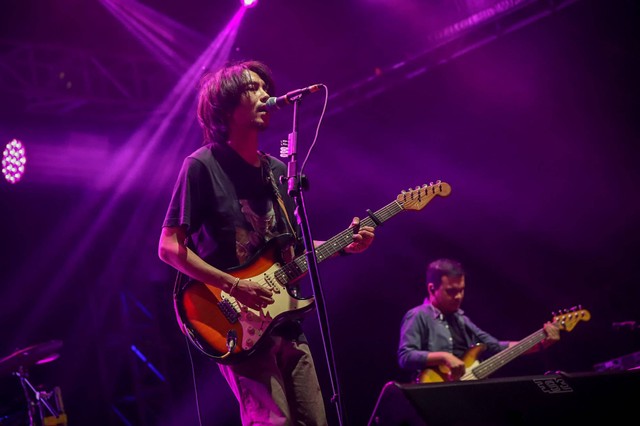 Penyanyi Fiersa Besari tampil menghibur penonton pada konser The Sounds Project 2023 di Ecopark Ancol, Jakarta, Sabtu (12/8/2023). Foto: Jamal Ramadhan/kumparan