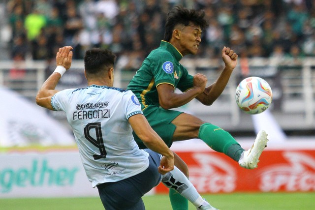 Pesepak bola Persebaya Arief Catur Pamungkas (kanan) berebut bola dengan pesepak bola Persita Ramiro Ezequiel Fergonzi (kiri) dalam pertandingan Liga 1 di Stadion Gelora Bung Tomo, Surabaya, Jawa Timur, Sabtu (12/8/2023). Foto: Moch Asim/ANTARA FOTO
