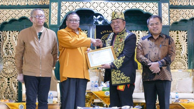 Raja Kusuma Negara Sekadau menyerahkan tanda gelar Pangeran Jaya Singa Negeri kepada OSO didampingi Bupati Sekadau (kanan pertama) dan Gubernur Sutarmidji (kiri pertama). Foto: Dina Mariana/Hi!Pontianak