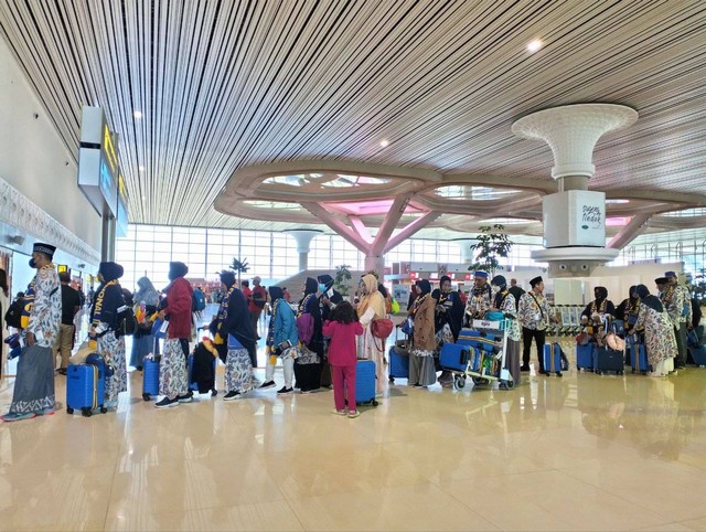 Jemaah yang akan berangkat ibadah umroh dari Bandara YIA. Foto: Maria Wulan/Tugu Jogja
