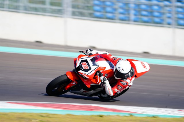 Pebalap Astra Honda Racing Team, Fadillah Arbi Aditama, di ajang balapan Asia Road Racing Championship 2023 di Sirkuit Mandalika, Lombok, Nusa Tenggara Barat, pada Sabtu (12/3). Foto: Dok. AHRT