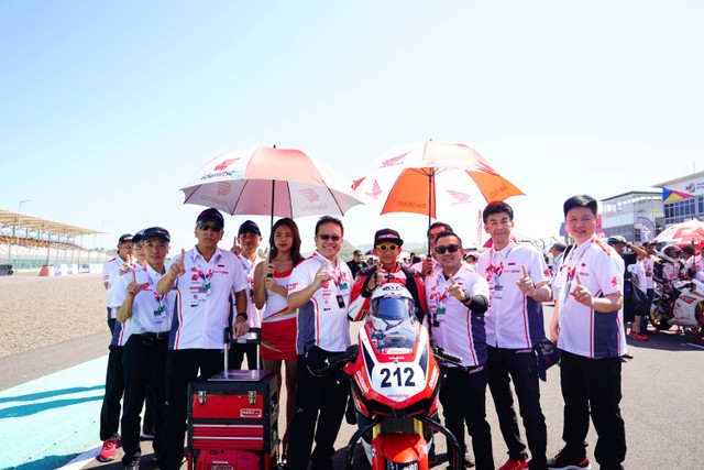 Pebalap Astra Honda Racing Team, Muhammad Kiandra Ramadhipa, sebelum balapan di ajang Asia Road Racing Championship 2023 di Sirkuit Mandalika, Lombok, Nusa Tenggara Barat, pada Sabtu (12/3). Foto: Dok. AHRT