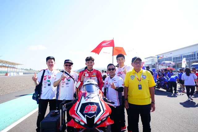 Pebalap Astra Honda Racing Team, Fadillah Arbi Aditama, di ajang balapan Asia Road Racing Championship 2023 di Sirkuit Mandalika, Lombok, Nusa Tenggara Barat, pada Sabtu (12/3). Foto: Dok. AHRT