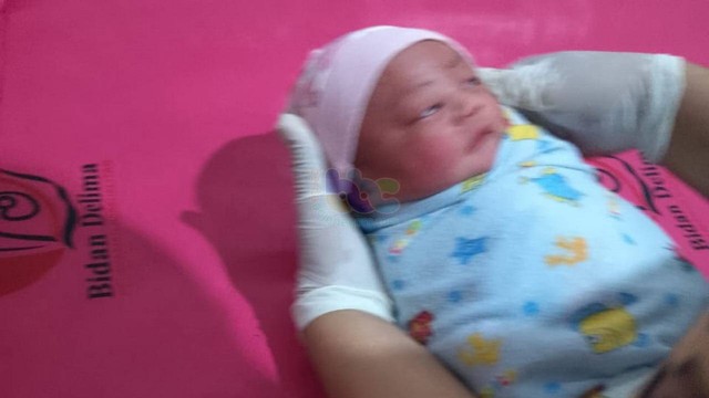 Sesosok bayi perempuan yang ditemukan warga Desa Kadungrejo, Kecamatan Baureno, Kabupaten Bojonegoro. Sabtu (12/08/2023). (Aset: Istimewa)