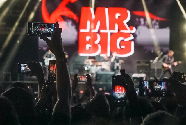 Penonton menyaksikan penampilan grup musik rock legendaris asal Los Angeles, Mr. Big, di The 90's Festival 2023 di Kemayoran, Jakarta, Sabtu (12/8/2023). Foto: Iqbal Firdaus/kumparan