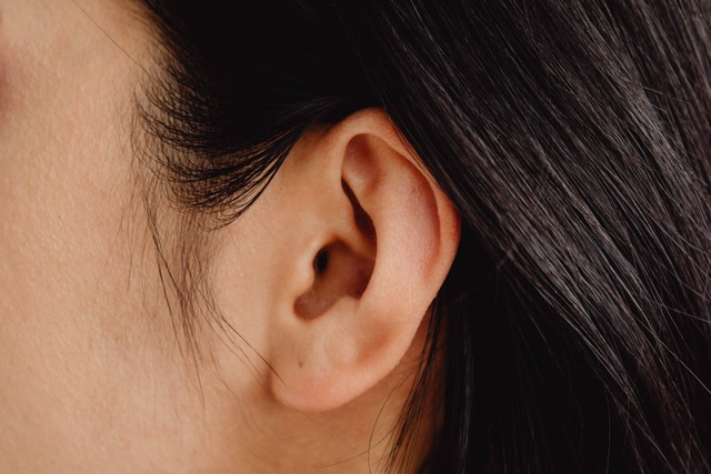 Ilustrasi cara membersihkan telinga, Pexels/Karolina Grabowska.