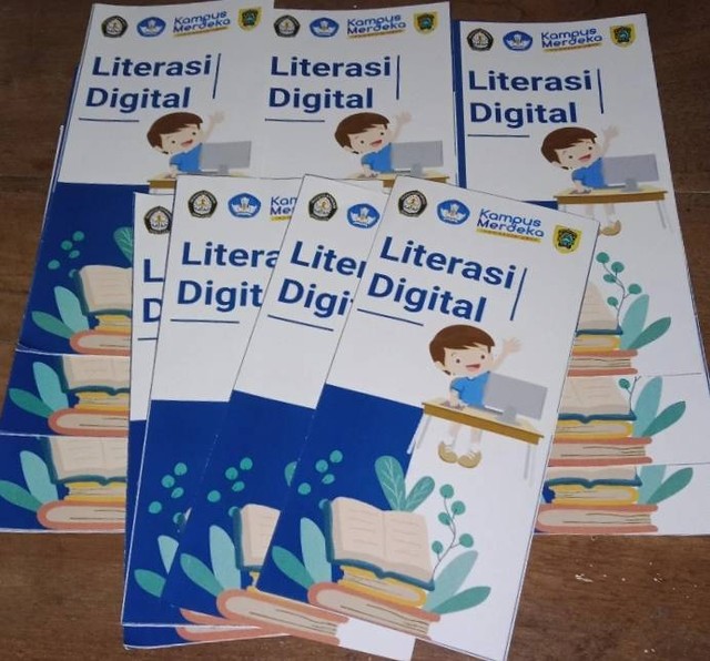 Leaflet yang dibagikan kepada Audiens sebagai Media Bantu Edukasi Literasi Digital