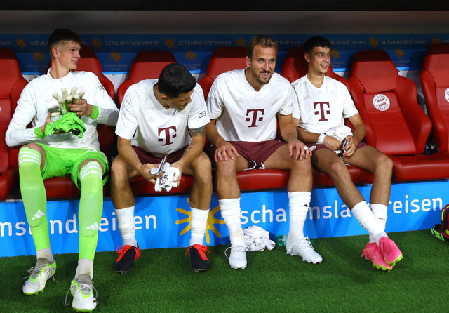 Harry Kane hadir saat laga Bayern Muenchen vs RB Leipzig dalam pertandingan DFL Super Cup di Allianz Arena, Jerman, pada Minggu (13/8/2023) dini hari WIB. Foto: REUTERS/Kai Pfaffenbach