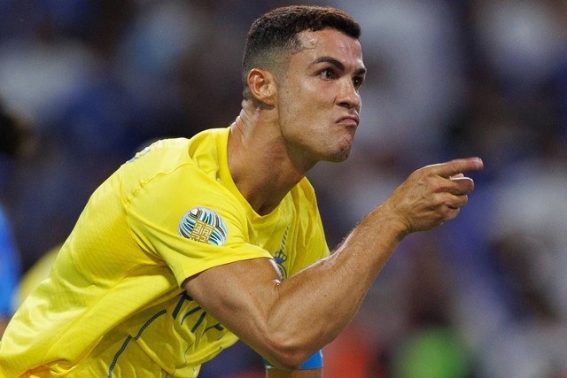 Selebrasi Cristiano Ronaldo usai laga Al Hilal vs Al Nassr dalam final Arab Club Champions Cup di King Fahd Stadium, Taif, Arab Saudi, pada Sabtu (12/8) malam WIB. Foto: AFP