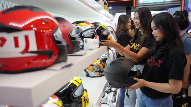 Pengunjung melihat koleksi helm JP Industries saat GAIKINDO Indonesia International Auto Show (GIIAS 2023) di ICE BSD, Tangerang, Sabtu (13/8/2023).  Foto: Aditia Noviansyah/kumparan