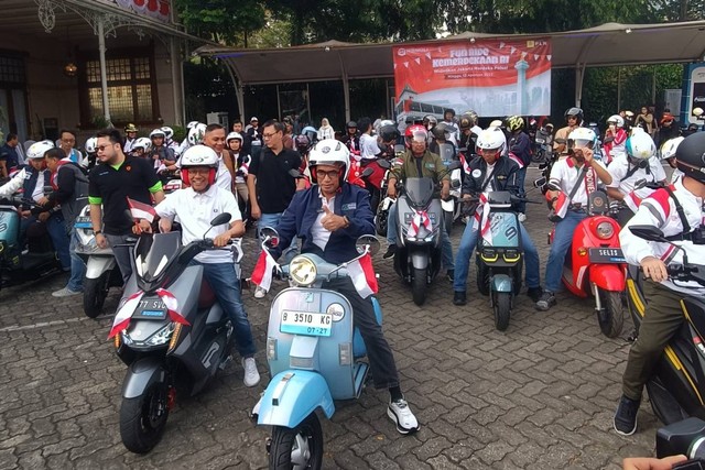 Menteri Perhubungan Budi Karya Sumadi memimpin konvoi motor listrik bersama Asosiasi Industri Sepeda Motor Listrik Indonesia (AISMOLI), Minggu (13/8/2023). Foto: Akbar Maulana/kumparan