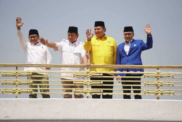 Ketum PKB Muhaimin Iskandar, Ketum PAN Zulkifli Hasan, etum Golkar Airlangga Hartarto, dan Ketua Umum Gerindra Prabowo Subianto di Museum Proklamasi, Jakarta, Minggu (13/8/2023).
 Foto: Iqbal Firdaus/kumparan