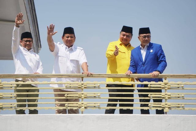 Ketum PKB Muhaimin Iskandar, Ketum PAN Zulkifli Hasan, etum Golkar Airlangga Hartarto, dan Ketua Umum Gerindra Prabowo Subianto di Museum Proklamasi, Jakarta, Minggu (13/8/2023).
 Foto: Iqbal Firdaus/kumparan