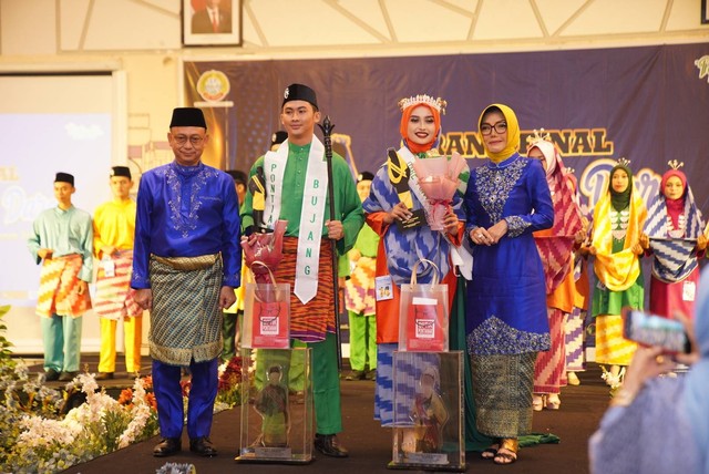 Bujang dan Dare 2023, Trie Putra Ashari dan Gita Pratiwi Fitrianingsi berfoto bersama Wali Kota Pontianak Edi Rusdi Kamtono dan istri, Yanieta Arbiastutie.