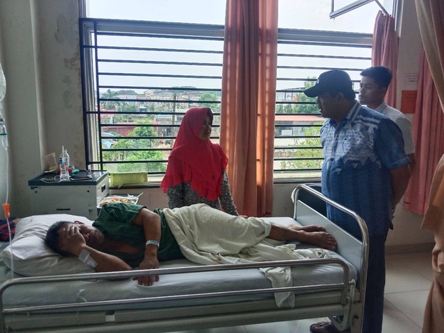 Anggota DPRD Kepri saat membesuk korban laka di RSUD Batam. Foto/rega