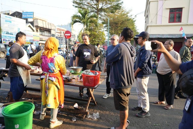 Bacapres dari Koalisi Perubahan untuk Persatuan Anies Baswedan saat mengunjungi Pasar Raya Salatiga pada Minggu (13/8). Foto: Dok. Istimewa