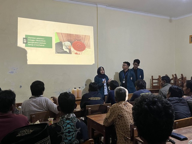 Mahasiswa KKN UNDIP menjelaskan pembuatan pupuk organik menggunakan limbah daun bawang