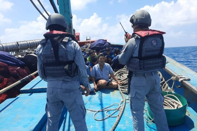 KN Marore-322 Bakamla RI berhasil menangkap Kapal Ikan Asing (KIA) berbendera Vietnam. Foto: Humas Bakamla RI