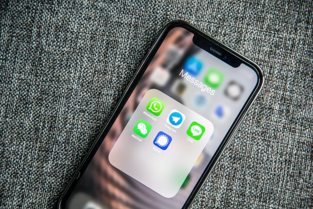 Ilustrasi Cara Bikin Pacar Tambah Sayang Lewat Chat. Sumber: Unsplash