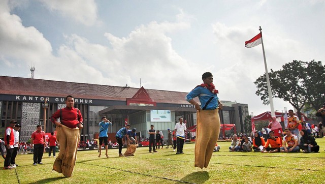 Dua orang pegawai negeri sipil di lingkungan dinas Pemprov Sumsel yang berpartisipasi dalam perlombaam menyambut perayaan HUT ke-78 RI, Minggu (13/8) Foto: ary priyanto/urban id