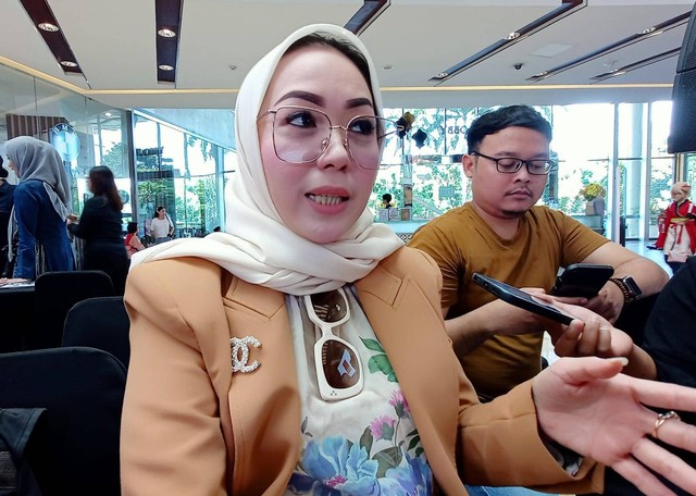 Desainer Gita Orlin yang panen orderan kebaya merah putih jelang HUT RI. Foto: Masruroh