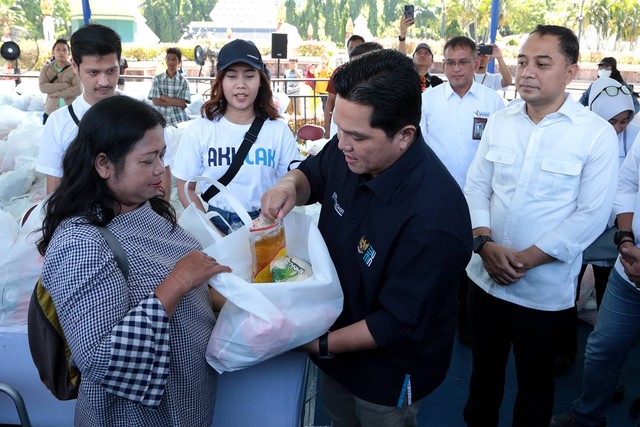 Menteri BUMN Erick THohir saat berkunjung ke Pasar Murah di Surabaya, Minggu (13/3). Foto: Diskominfo Surabaya