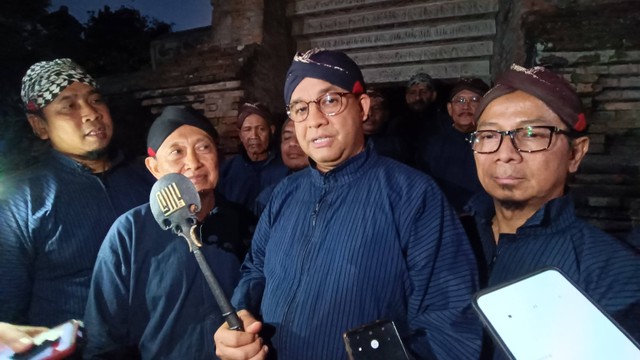 Capres Anies Baswedan mendapatkan Tombak Cakra Kotagede dari warga Kotagede, Minggu (13/8/2023). Foto: Arfiansyah Panji Purnandaru/kumparan