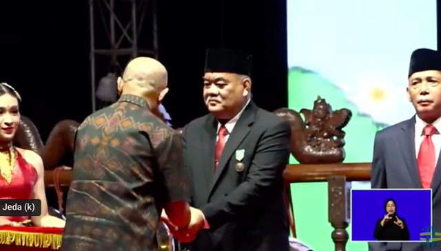 Menteri Koperasi dan UKM Teten Masduki menyematkan Pin Emas Anugerah Tanda Kehormatan Satya Lencana Wira Karya kepada Wagub DIY, Paku Alam X, pada Sabtu (12/8). Foto: Tangkapan layar Youtube. 