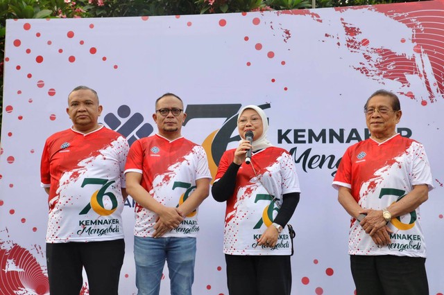 Menteri Ketenagakerjaan Ida Fauziyah melepas peserta fun bike dan fun walk di halaman Gedung Kementerian Ketenagakerjaan Jl Gatot Subroto Nomor 51 Jakarta, Minggu (13/8/2023). Dok Kemnaker 