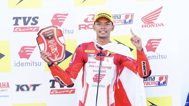 Pebalap Astra Honda Racing Team, Adenanta Putra, di podium Asia Road Racing Championship di Sirkuit Mandalika, Lombok, Nusa Tenggara Barat, pada Minggu (13/8). Foto: Dok. AHRT