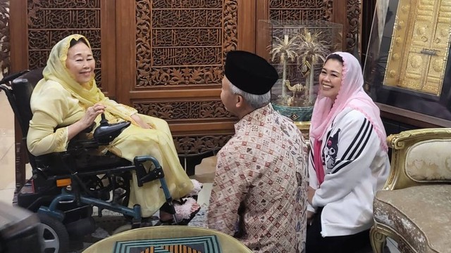 Capres Ganjar Pranowo mengunjungi kediaman istri Presiden ke-4 RI, Gus Dur. Foto: Dok. Istimewa