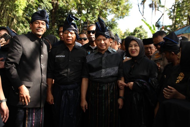 Mendagri Tito Karnavian menerima gelar adat Suku Kajang Ammatoa di Desa Tana Toa, Kecamatan Kajang, Kabupaten Bulukumba, Sulawesi Selatan, Jumat (11/8/2023). Foto: Kemendagri RI