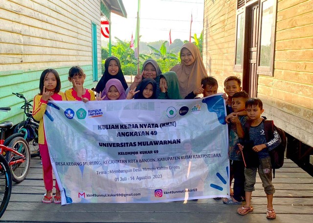 Foto bersama Anak-Anak dalam Pelaksanaan Program Kerja Pintar Baca Tulis "PICALIS" di Posko KKN Angkatan 49 Kelompok 69 UNMUL.