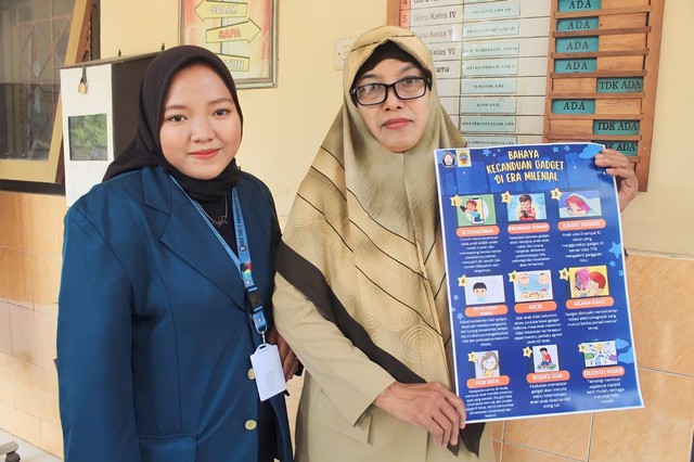 Penyerahan Poster Kepada Kepala Sekolah SD N 3 Tamansari, Senin (24/7/2023) (Dokumen Pribadi)