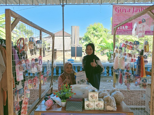 Modul Peningkatan UMKM untuk Pemilik UMKM Desa Juron. Foto: Dok. Pribadi