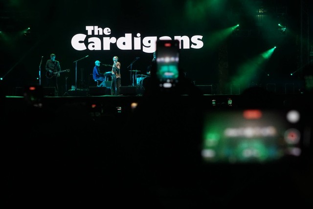 Grup musik rock asal Swedia, The Cardigans sukses menutup pagelaran The 90's Festival di Jakarta, Minggu (13/8/2023). Foto: Iqbal Firdaus/kumparan