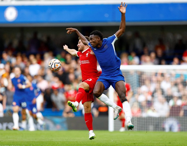 Alexis Mac Allister dan Nicolas Jackson saat laga Chelsea vs Liverpool dalam pekan perdana Liga Inggris 2023/24 di Stamford Bridge, London, Minggu (13/8/2023). Foto: Action Images via Reuters/Peter Cziborra