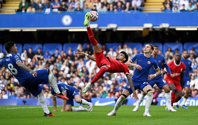 Usaha Luis Diaz saat laga Chelsea vs Liverpool dalam pekan perdana Liga Inggris 2023/24 di Stamford Bridge, London, Minggu (13/8/2023). Foto: REUTERS/Tony Obrien 