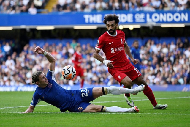 Pemain Chelsea Conor Gallagher berebut bola dengan pemain Liverpool Mohamed Salah pada pertandingan Liga Inggris di Stamford Bridge, London, Inggris, Minggu (13/8/2023).  Foto: Tony Obrien/REUTERS