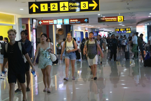 Wisatawan tiba di Bandara Ngurah Rai, Bali - IST