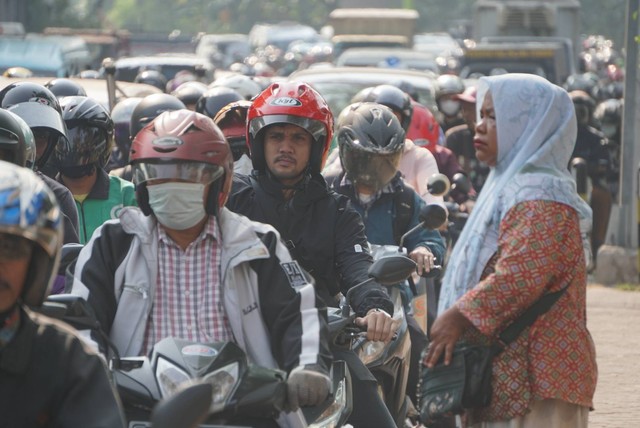 Sejumlah kendaraan bermotor mengalami kepadatan di salah satu ruas jalan di kawasan Cawang, Jakarta, Senin (14/8). Foto: Iqbal Firdaus/kumparan