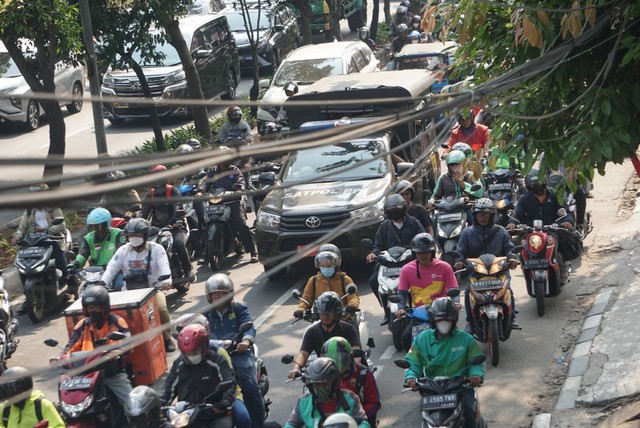 Sejumlah kendaraan bermotor mengalami kepadatan di salah satu ruas jalan di kawasan Cawang, Jakarta, Senin (14/8). Foto: Iqbal Firdaus/kumparan