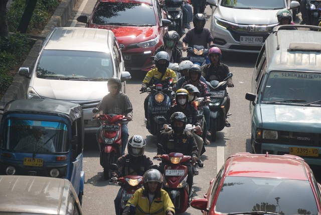 Sejumlah kendaraan bermotor mengalami kepadatan di salah satu ruas jalan di kawasan Cawang, Jakarta, Senin (14/8). Foto: Iqbal Firdaus/kumparan