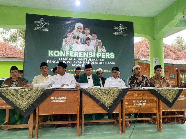 Lembaga Bahtsul Masail (LBM) PWNU Jabar saat menggelar konferensi pers. Foto : Istimewa