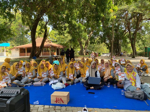 Dokumentasi mahasiswa KKN TIM II UNDIP melakukan foto bersama ibu-ibu PKK